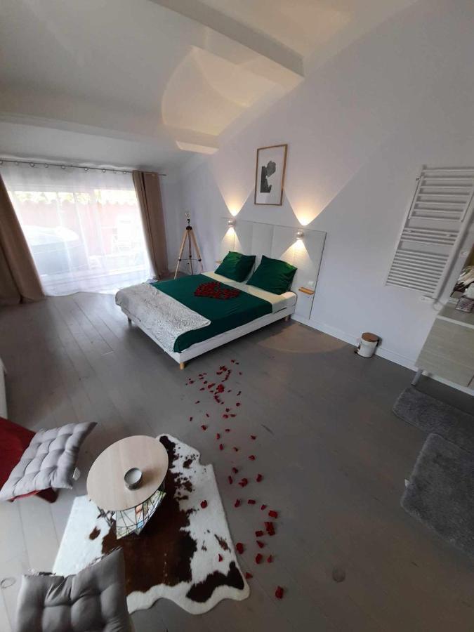 Love Room Mas J Des Sens Le Val Exterior photo